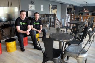 Alexandre Schott et Marco Duba ont ouvert le premier bar dédié à l'e-sport à Strasbourg.