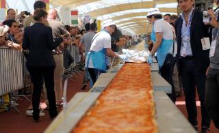 Tweet du compte Expo Milano 2015 pour le record de la pizza la plus longue du monde.