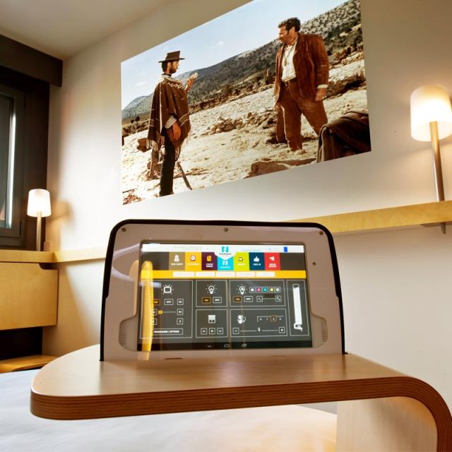 Au Nomad Hotel, une tablette tactile permet de piloter air conditionné, chauffage, éclairage LED...