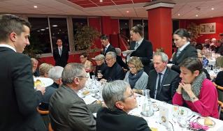 Service à la table d'honneur; à droite,  Jacques Dautraix, président de l'UNICEF Puy-de-Dôme, et...