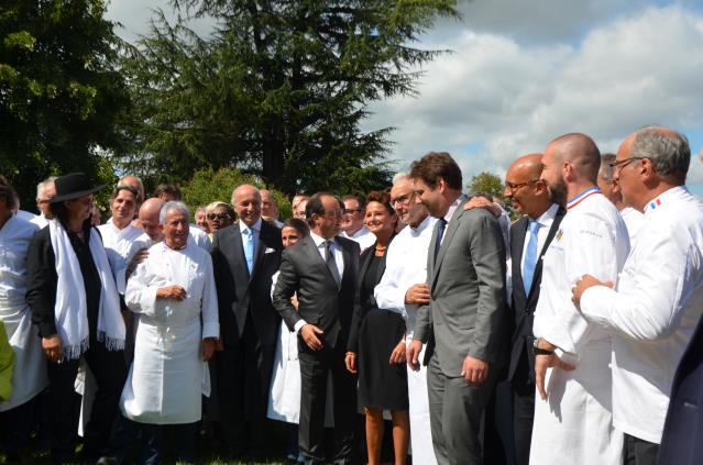Après son discours, le président de la République a rejoint les chefs pour la photo.
