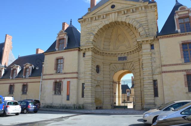 L'accès au quartier Henri IV se fait par la Place d'Armes.