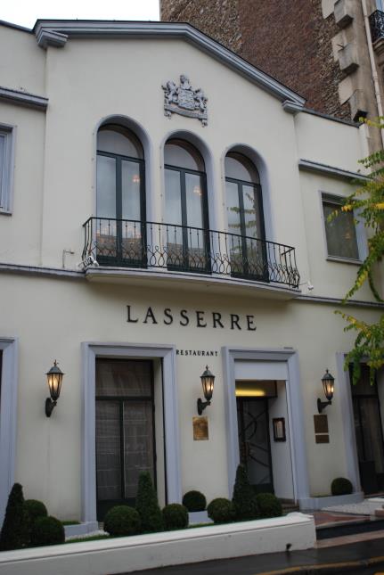 Le restaurant Lasserre, trois étoiles Michelin, est l'un des plus goûtus sur la Place de Paris