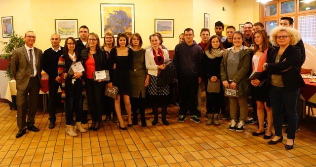 Les élèves avec leurs enseignants pour la présentation du livret de recettes issu du projet CHEF (cook healthy european food).