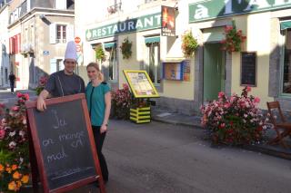 Ewelina et Cédric devant leur restaurant u, une pointe d'humour qui attire le regard des...