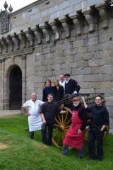 Devant l'entrée du Château de Kergroadez un groupe de professionnels dont les initiateurs du projet...