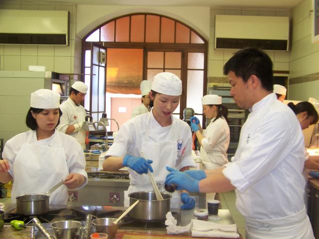 Les élèves japonais mettent en pratique leur connaissance dans les cuisines du restaurant d'application.