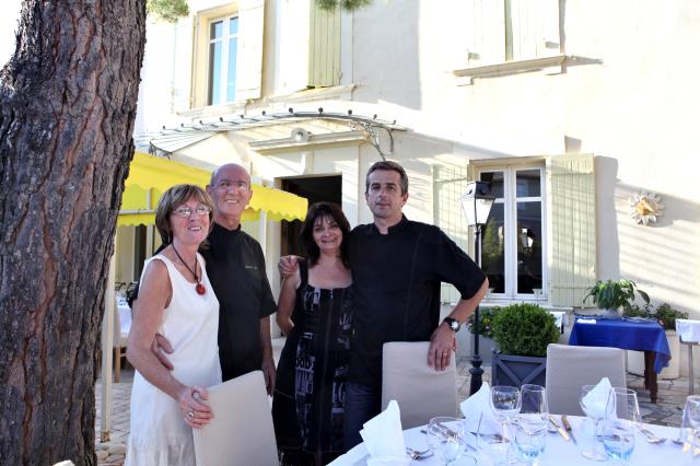Josette et Gérard Alonson (à gauche) ont cédé leur restaurant à Sandrine et Jean-Paul Lecrocq.