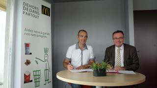 Le gérant du McDonald's de Pont-à-Mousson et le maire de la ville lors de la signature de la...
