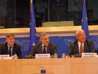 De g. à d. : Antonio López-Istúriz, membre du Parlement Européen, Antonio Tajani, Vice-Président de...