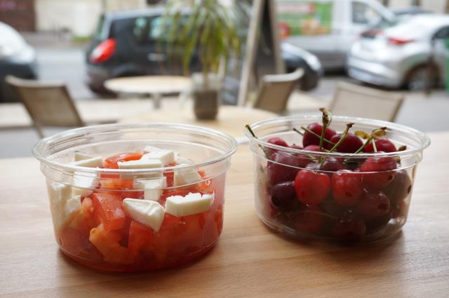Pour écouler son stock, choisir des emballages qui conviennent à plusieurs produits : à gauche, une salade tomate-mozzarella, à droite une grosse poignée de cerise.