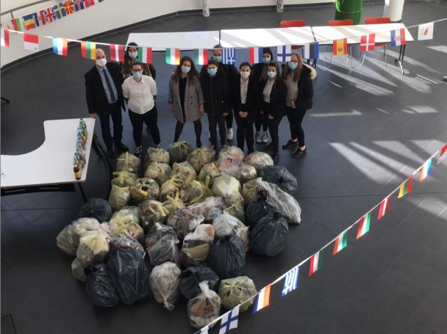 Des élèves participants à la Clean Walk et M. Smadja, CPE, avec les sacs des déchets collectés