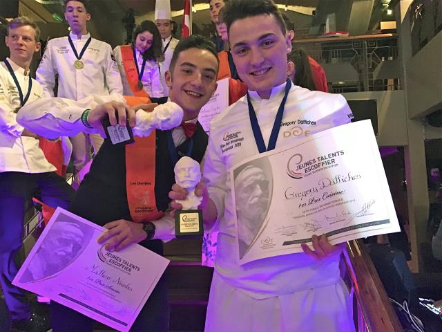 à droite Grégory Dattiches, 1er prix de cuisine, et Mathéo Nicolas, 1er prix Service du Trophée international