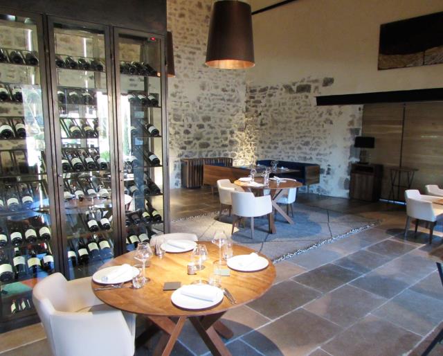 La salle « vigneronne » du restaurant entre modernité et rusticité