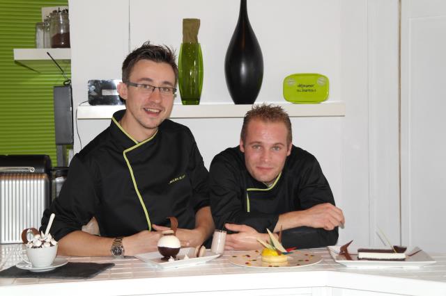 Sébastien Authier (à gauche), chef et responsable de la logistique, et Maël le Bacquer, chef pâtissier à l'agence Jeux 2 Mains