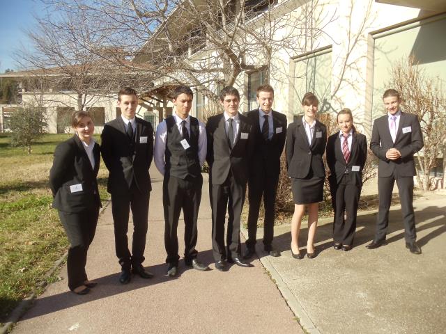 Les 8 participants entourent la gagnante Aimée Taupenas (3ème en partant de la droite) actuellement en 1ère année de Bac professionnel Hôtellerie Restauration au Lycée Martin Bret à Manosque.