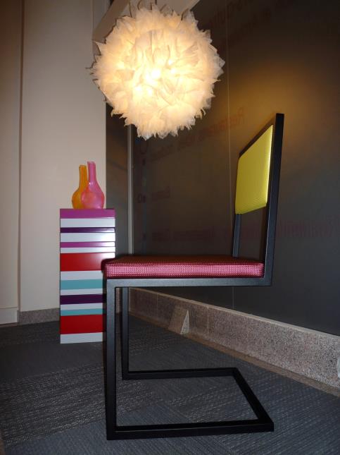 La chaise Pied Tine des Pieds sur la Table, créée par Sandrine Reverseau et le luminaire en suspension 'UMO' des Fourmis Bleues.
