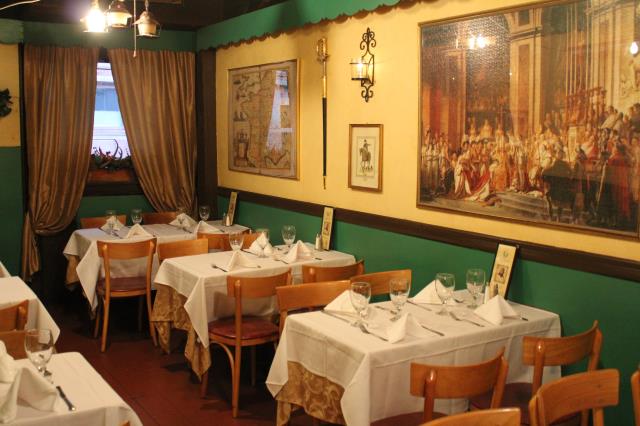 La décoration sous l'oeil de Napoléon rappelle nos restaurants traditionnels.