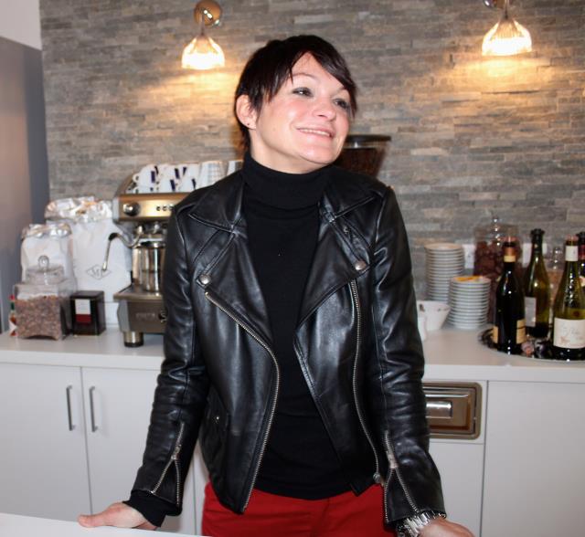 Mère de trois adolescents, Emilie Laumonier dirige le restaurant-salon de thé L'Endroit à Angers (49), où elle reçoit ses enfants à l'heure du goûter.