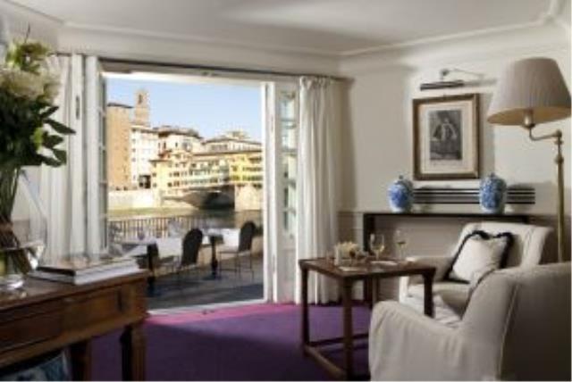 Les 43 chambres et suites de l'hôtel Continentale dominent depuis les terrasses le Ponte Vecchio.