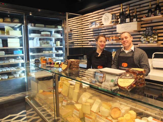 Derrière la banque des fromages affinés par Hervé Mons, Hugues Garel, responsable boutique, et Maïté.