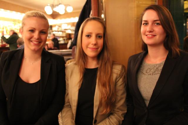 De gauche à droite : Stéphanie Vallet, Audrey Peguret, et Elise Provost au Select, à Paris. Un café où les étudiantes du Lycée Albert de Mun ont organisé leur première réunion de travail pour leur projet de colloque sur le thème des nouveaux métiers de l'