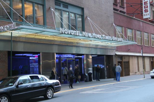L'entrée de l'hôtel, sur la rue, conduit à un ascenseur qui mène à la réception située au 7ème étage de l'immeuble.