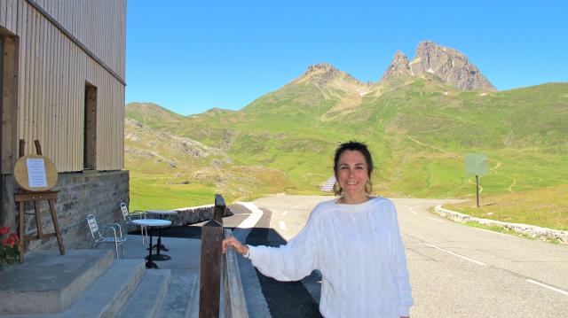 Face au Pic du Midi d'Ossau ( en arrière plan) aux commandes depuis mai 2013, Alexandra Casadebaig se sens pousser des ailes. Réouvert en mai 2013 aux termes de gros travaux, l'établissement affiche 3 étoiles et le labellisé Tourisme et Handicap