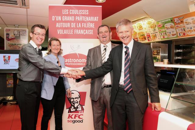 De gauche à droite : Olivier Grouet, directeur des achats chez KFC, Ségolène Delfine, directrice marketing chez KFC, Jean-Yves Ménard, p.-d.g. chez Gastronome et président de la filière volaille chez Terrena, et Christophe Laederich, directeur général de 