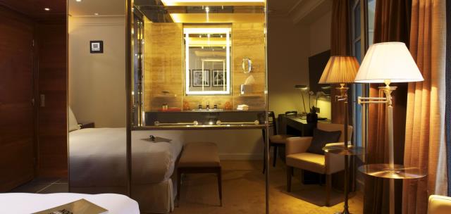 L'hôtel 4 étoiles dispose de 27 chambres entièrement redessinées et redécorées par Pierre Yves Rochon.