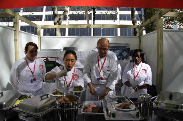 Les écoles de cuisines sont également présentes promouvant leur savoir faire en matière de transmission de connaissances.