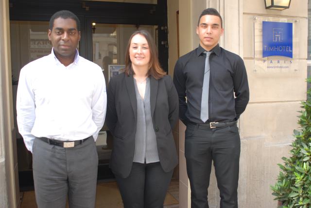 Clarisse Patard (au centre) est Chef réceptionniste au Timhotel Opéra-Gare Saint-Lazare. Franck et Alexandre, tous deux réceptionnistes, sont là pour l'épauler dans ses missions