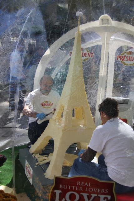 Des animations organisées par certaines sociétés ont donné lieu à des créations pour le moins surprenantes, telle cette tour Effeil en beurre maintenu sous une bulle de plastique avec des climatiseurs.