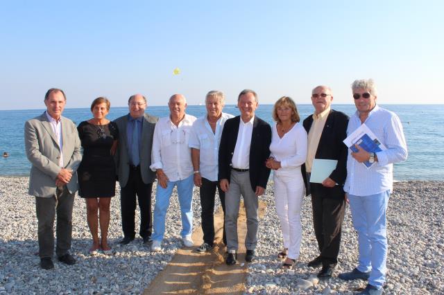 Au centre, René Colomban, Président de la FNPR, autour de lui, institutionnels et professionnels mobilisés pour les restaurants de plage