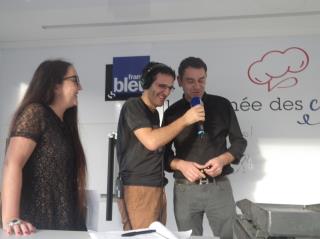 Hugo Desnoyer au micro d Alexandre Zazerra, animateur France Bleu Mayenne) aprés la signature en...