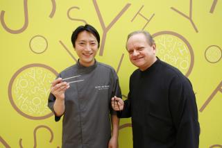 Takéo Yamazaki, chef du Yoshi et Joël Robuchon.