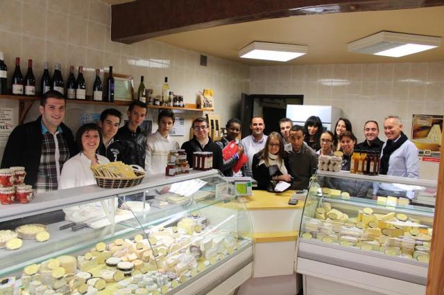 Une classe du lycée de St Shamond et leur professeur Maurice Marnas, en visite à la fromagerie de Lionel Chapat, à Vienne (38) en présence de leur parrain de promotion Michaël Bouvier.