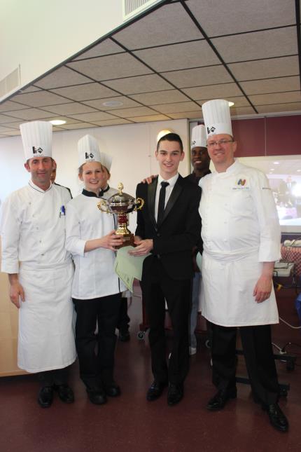 Le binôme gagnant encadré de Stéphane Cavelan, président de l'amicale des anciens élèves du lycée et de Philipe Vandeviver,  chef pâtissier à l'Elysée.