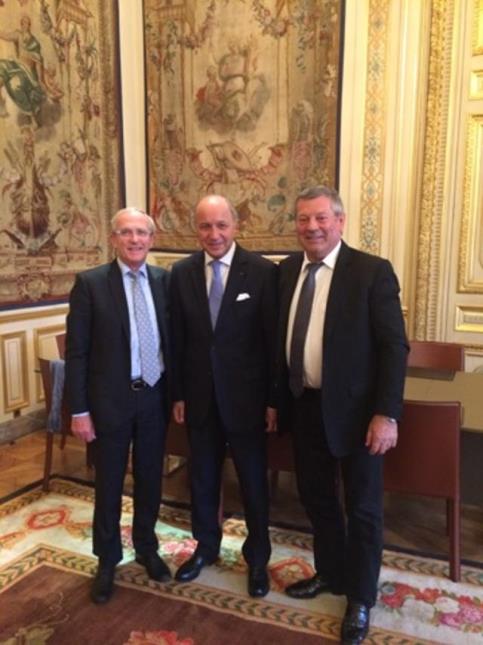 Plusieurs acteurs du tourisme ont été reçus par Laurent Fabius, hier, Quai d'Orsay : sur la photo Hervé bécam et Roland Héguy autour du ministre.