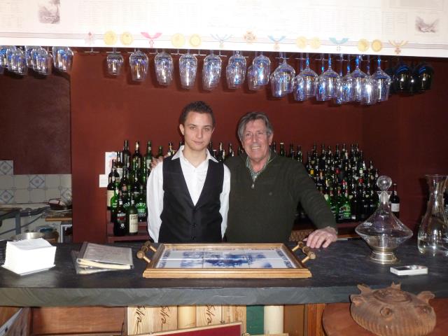 Geoffrey Buger, stagiaire en service, et Jean-Philippe Duhard, directeur de l'établissement au bar à vins Vinologia.