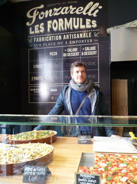L'un des associés de Fonzarelli, Igor Couston, devant le comptoir de pizzas vendues al taglio ('à la coupe', NDLR).