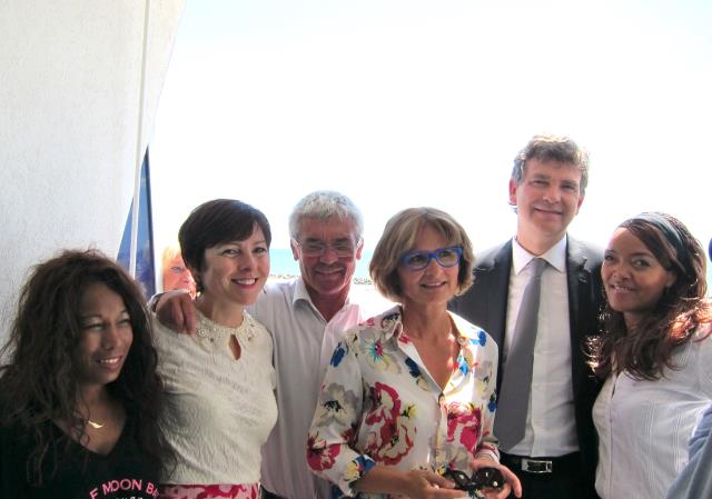 Carole Delga, Alain Joyes, gérant de l'hôtel Brasilia, Arnaud Montebourg entourés parl'équipe de l'hôtel