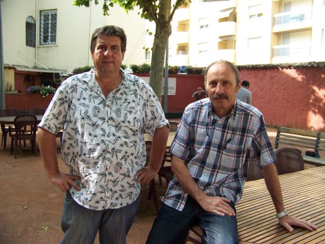 Christian Berthet (à droite) et Serge Perchet aimeraient relancer la pratique de la boule lyonnaise grâce à leur café