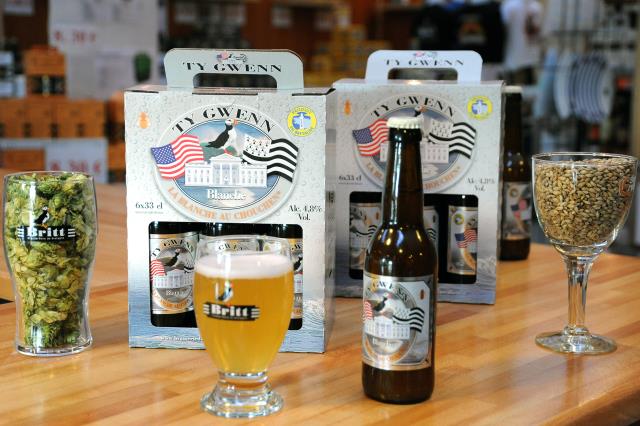 l'étiquette de la nouvelle bière Ty Gwenn associe les drapeaux américain et breton qui ont quelques point communs