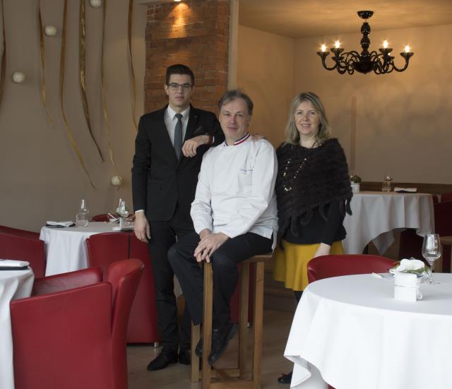Louis Morin, Jacques et Martine Décoret (de gauche à droite). Le service en salle s'appuie sur un important dialogue avec le Chef.