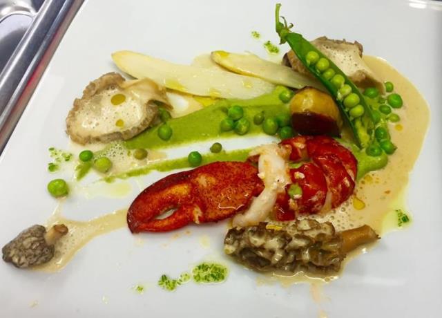 « Homard, petits pois, asperges, foie gras poêlé & morilles du Vallespir avec sauce au vin jaune »... une spécialité du chef