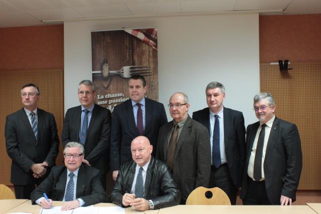 L'accord à été signé entre Jean-Paul Besson président de la FDCRML et Daniel Gorrindo proviseur du lycée rabelais de Dardilly
