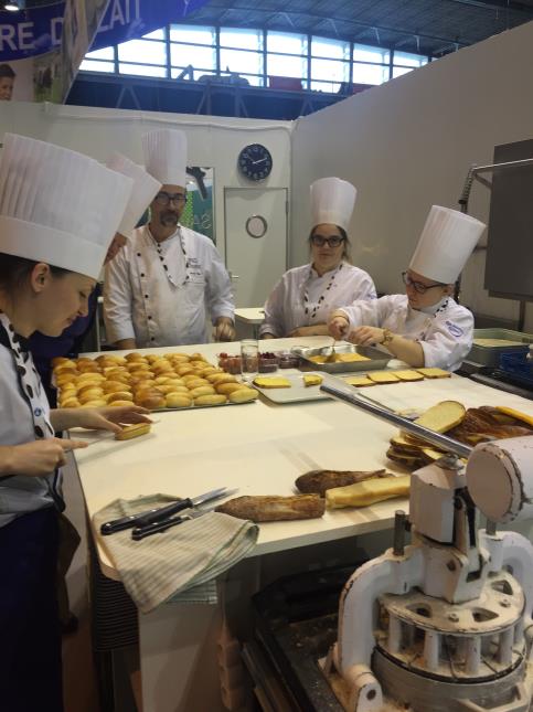 Les cuisiniers du lycée JBS Chardin préparant les menus du restaurant éphémère