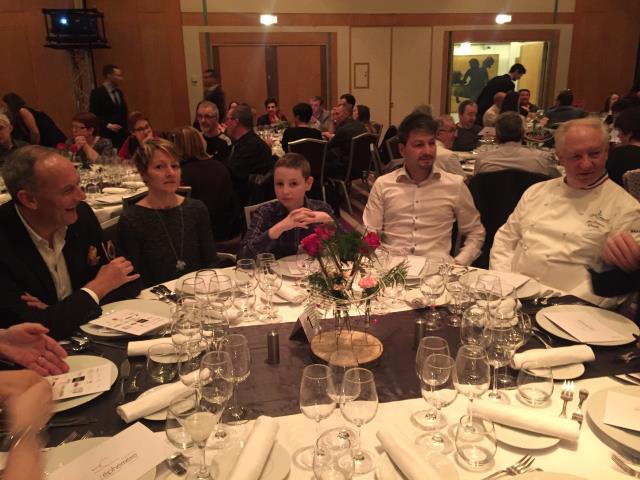 Oscar, ambassadeur de la soirée entouré de ses parents et de Christian Le Squer et Jean-François Girardin à la table d'honneur