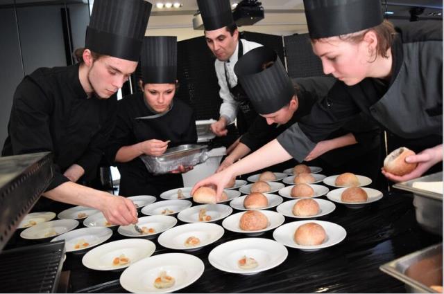 Les étudiants de la Licence MACAT de Cergy Pontoise préparant le dîner 'Soir des thés'